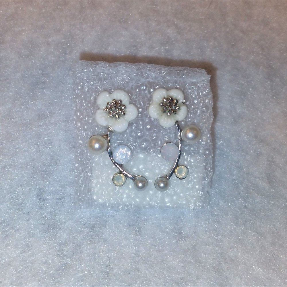 Brand New Daisy Flower & Pearls Pierced Earrings